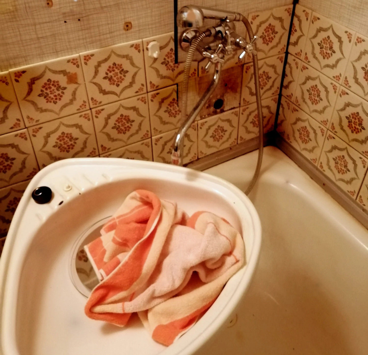 Koupelna před rekonstrukcí ve špatném stavu může nájemníka odradit