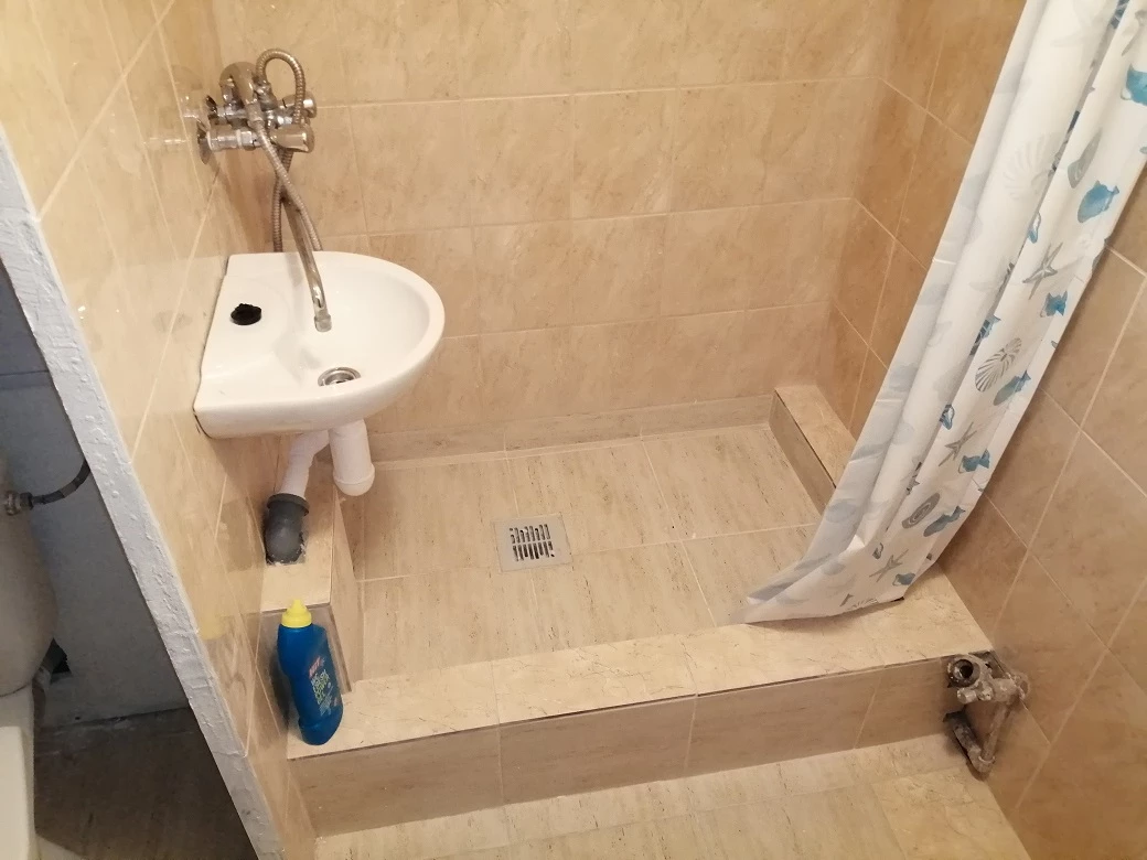 Stav koupelny při koupi bytu, nevyhovující umyvadlo