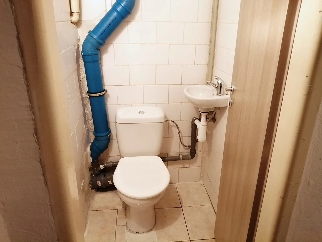 Toaleta pro personál po částečných opravách
